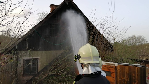 Das Dach des Schweinestalls fing Feuer. (Bild: Feuerwehr Deutschfeistritz)