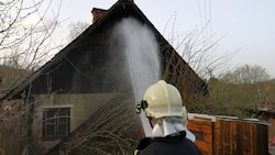 Das Dach des Schweinestalls fing Feuer. (Bild: Feuerwehr Deutschfeistritz)