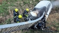 Das Auto wurde samt Brückengeländer ins Bachbett geschleudert. (Bild: FF Preding)