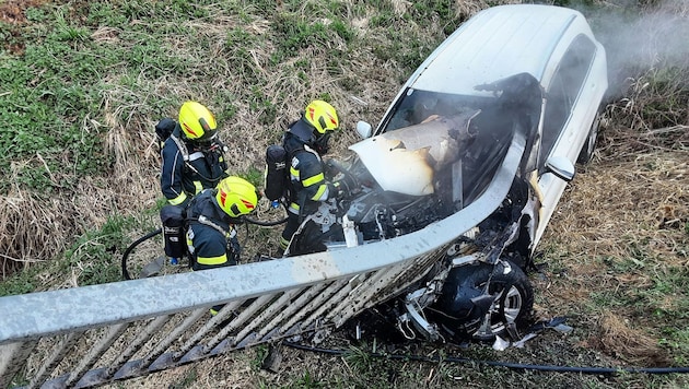 Das Auto wurde samt Brückengeländer ins Bachbett geschleudert. (Bild: FF Preding)