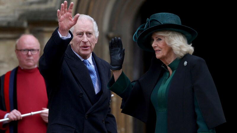 Bei der Ankunft vor der St.-Georgs-Kapelle in Windsor winkten Charles und Camilla den Zaungästen. (Bild: APA/Hollie Adams/Pool Photo via AP)