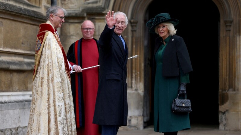 Károly király és Camilla királynő vasárnap részt vett a húsvéti istentiszteleten a windsori kastélyban. (Bild: APA/AFP/POOL/Hollie Adams)