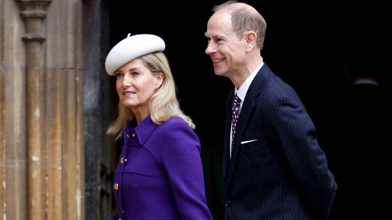 Herzogin Sophie und Prinz Edward bei der Ankunft in Windsor (Bild: APA/AFP/POOL/Hollie Adams)