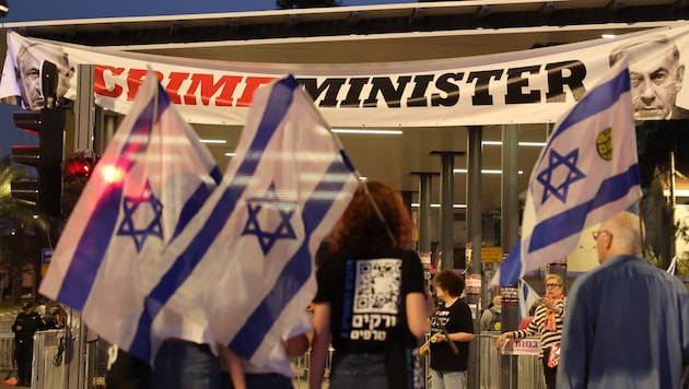 In Tel Aviv wurde gegen die Regierung des rechtskonservativen Ministerpräsidenten Benjamin Netanyahu demonstriert. (Bild: APA/AFP/JACK GUEZ)