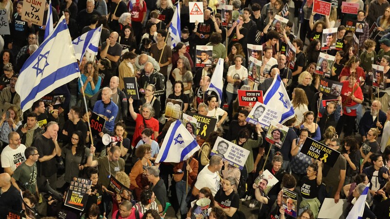 Zahlreiche Israelis gingen am Samstagabend auf die Straße. (Bild: APA/AFP/JACK GUEZ)