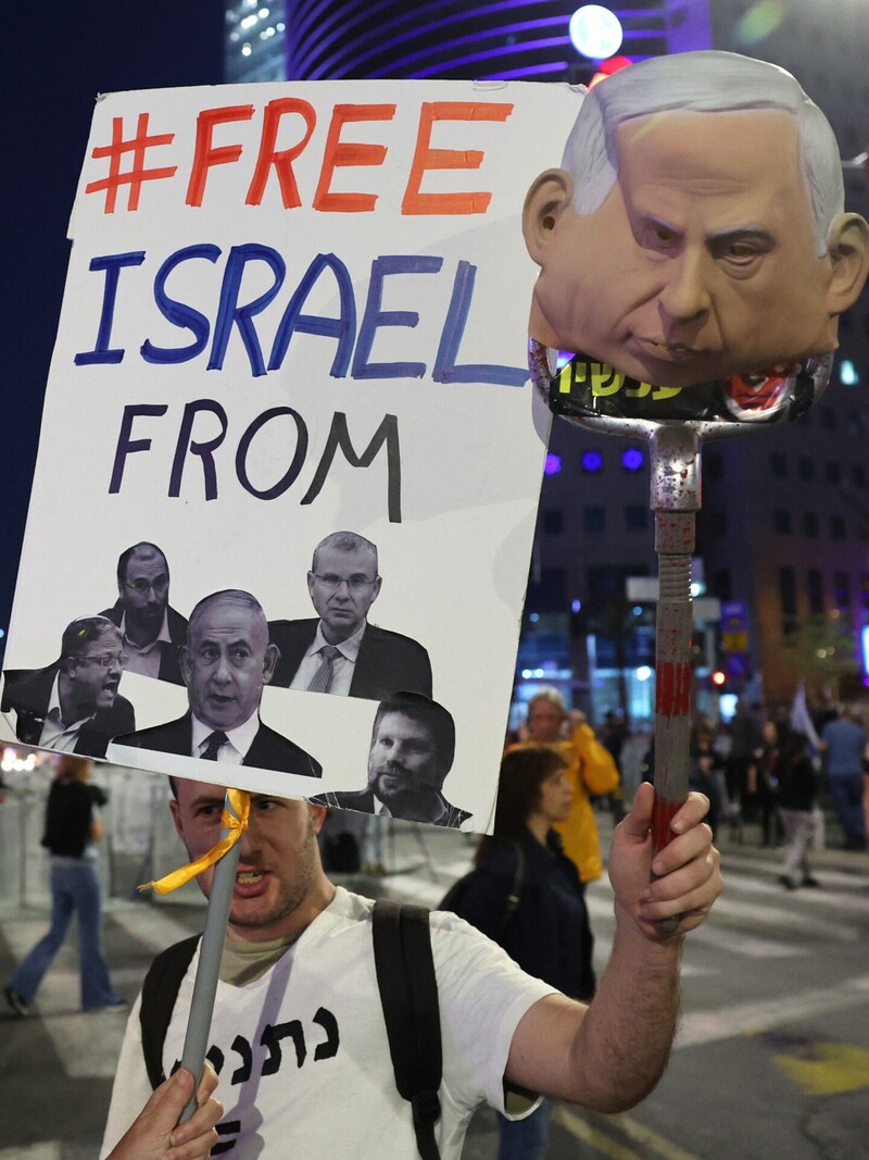 Viele Demonstranten gaben Netanyahu die Schuld am Schicksal der israelischen Geiseln. (Bild: APA/AFP/JACK GUEZ)