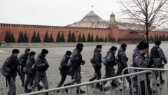 Russische Soldaten auf dem Roten Platz in Moskau (Bild: APA/AFP/NATALIA KOLESNIKOVA)