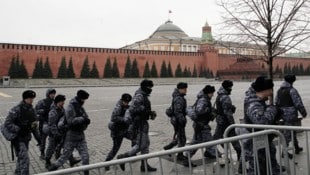 Russische Polizeibeamte patrouillieren am Roten Platz in Moskau. (Bild: APA/AFP/NATALIA KOLESNIKOVA)