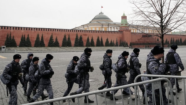 Russian police officers patrol Red Square in Moscow. (Bild: APA/AFP/NATALIA KOLESNIKOVA)