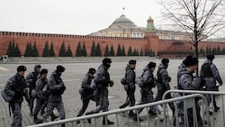Russische Polizeibeamte patrouillieren am Roten Platz in Moskau. (Bild: APA/AFP/NATALIA KOLESNIKOVA)