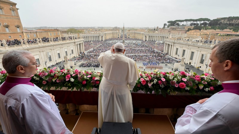 Rund 60.000 Menschen waren auf den Petersplatz gekommen, um die Zeremonie zu verfolgen. (Bild: APA/AFP/VATICAN MEDIA/Handout)