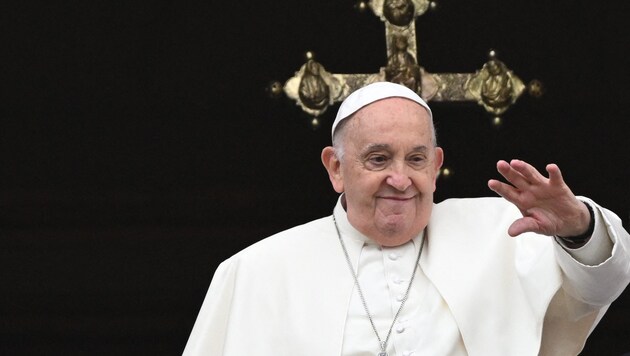 Ferenc pápa elmondta az "Urbi et Orbi" húsvéti áldást, és a világbékére szólított fel. (Bild: APA/AFP/Tiziana FABI)