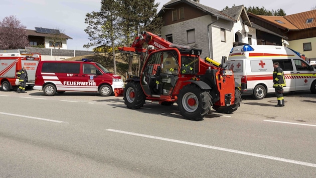The trapped old farmer was resuscitated after the rescue (Bild: Pressefoto Scharinger © Daniel Scharinger)