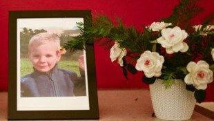 Die Großeltern des toten Émile stehen unter Mordverdacht. (Bild: APA/AFP/CHRISTOPHE SIMON)