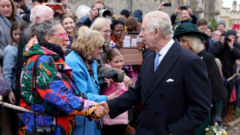 Die Fans freuten sich über das Comeback von König Charles. Und auch der 75-Jährige schien sichtlich erfreut, wieder zurück zu sein. (Bild: APA/Hollie Adams/Pool Photo via AP)