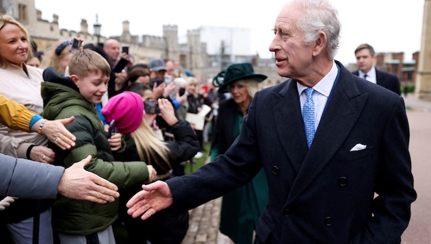 Paskalya ayininin ardından Kral Charles, hükümdarın geri dönüşünü çılgınca kutlayan Kraliyet hayranlarına zaman ayırdı. (Bild: APA/AFP/POOL/Hollie Adams)