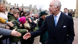 König Charles nahm sich nach dem Ostergottesdienst Zeit für die Royal-Fans, die das Comeback des Monarchen frenetisch feierten. (Bild: APA/AFP/POOL/Hollie Adams)