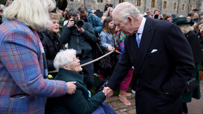 Trotz eines abgespeckten Osterfests nahm sich Charles Zeit für seine Fans. (Bild: APA/Hollie Adams/Pool Photo via AP)