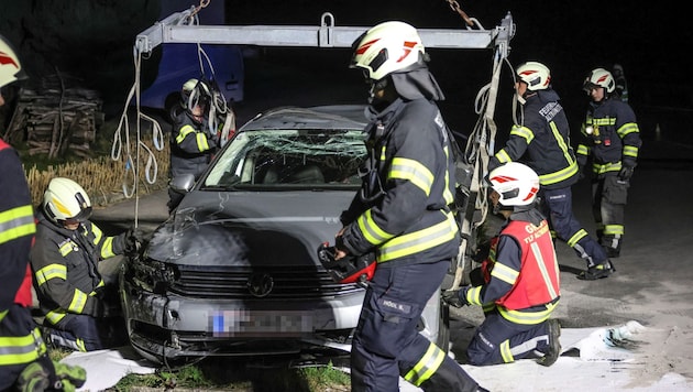 A tűzoltók az ittas sofőr autóját az Altmünster melletti Ebenbachból emelték ki. (Bild: laumat)