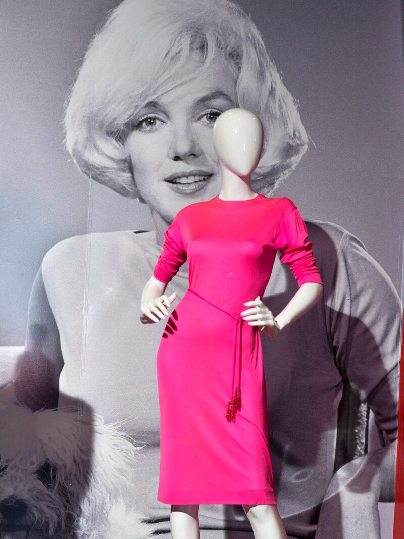 This pink designer dress worn by Marilyn Monroe was also auctioned off. (Bild: APA/AFP/VALERIE MACON)