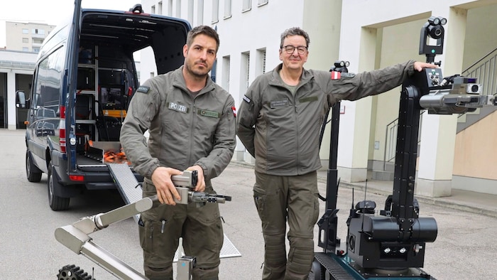 Die beiden Entschärfer der Direktion für Spezialeinheiten waren in Kalsdorf vor Ort.