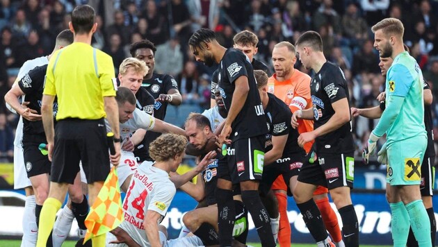 Wild scenes after the final whistle - now the league took action. (Bild: GEPA pictures)