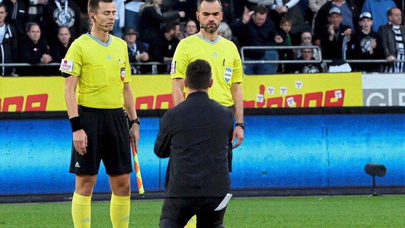 Für den Kniefall sah Sportchef Andreas Schicker auch noch Rot (Bild: GEPA pictures)