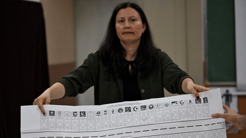 Langer Stimmzettel in Istanbul (Bild: AFP)