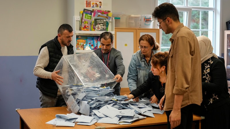 Polling station in Istanbul (Bild: AP)