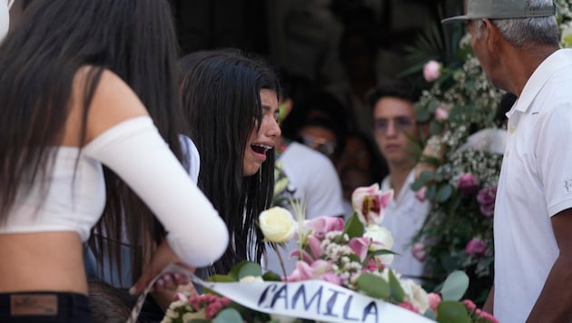 Verwandte bei dem Begräbnis der achtjährigen Camila (Bild: AP)