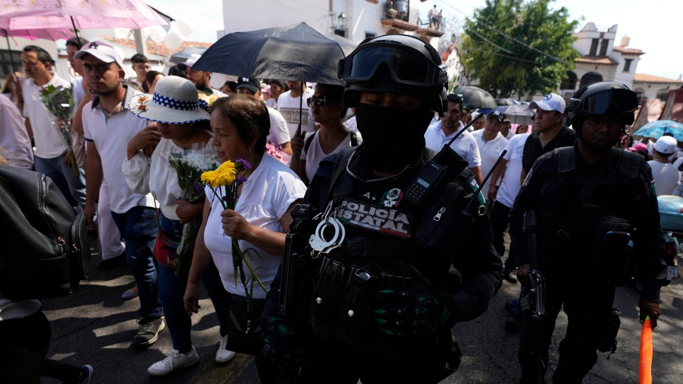 Police at the funeral on Good Friday (Bild: AP)