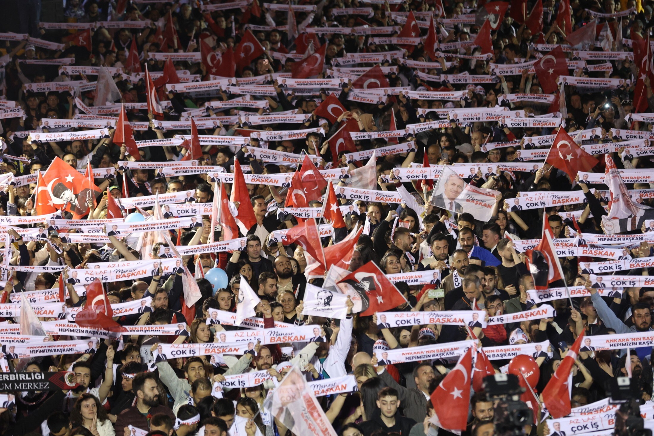 Mansur Yavaş'ı destekleyenler (Bild: AFP) Mansur Yavaş'ı destekleyenler (Bild: AFP)