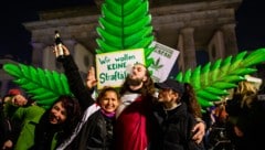 Am Brandenburger Tor in Berlin wurde die Legalisierung gleich um Mitternacht gefeiert, für den Ostermontag haben Aktivisten an vielen Orten zum gemeinsamen Kiffen eingeladen. (Bild: AFP)