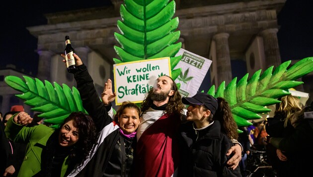 Berlin'de esrarın yasallaşmasını kutlamak üzere Brandenburg Kapısında büyük bir parti düzenlendi. (Bild: AFP)