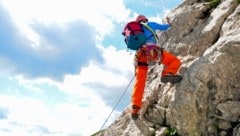 Die Frau hatte unfassbares Glück – laut Polizei schwebt sie nicht in Lebensgefahr. (Bild: Andreas P – stock.adobe.com (Symbolbild))