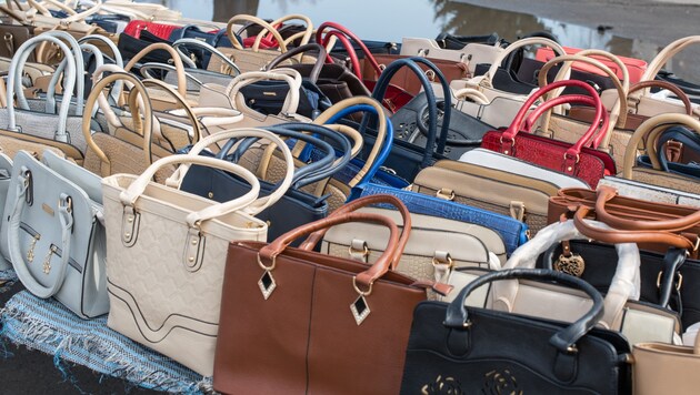 Counterfeit designer bags cost less but are confiscated. (Bild: Konstantin Pelykh)