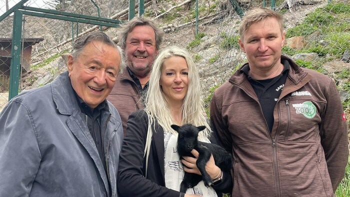 Richard Lugner und sein „Bienchen“ besuchten den Kernhof und posierten nicht nur mit einem ...