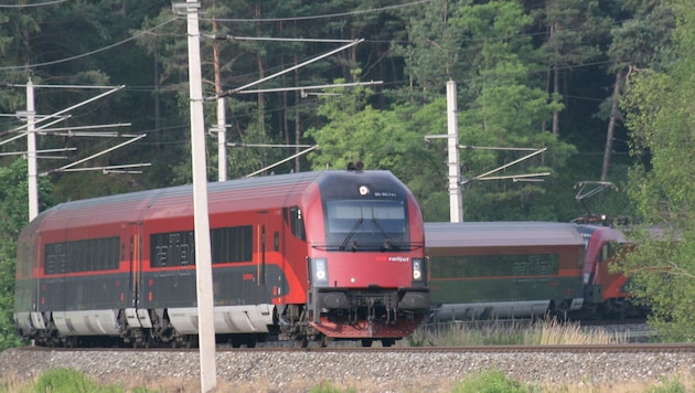 Züge müssen auf der Arlbergbahnstrecke stehen blieben. Ein Schienenersatzverkehr wird eingerichtet. (Bild: ÖBB/Kapferer)