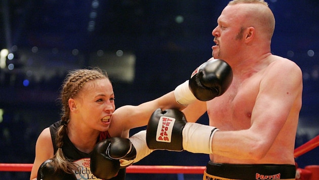 2001 brach Regina Halmich Stefan Raab die Nase, 2007 gab es eine Revance – nun steigen die beiden wieder in den Ring. (Bild: OHLENBOSTEL,GUIDO / Action Press / picturedesk.com)