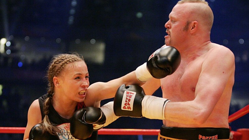 Regina Halmich bestätigte jetzt: Sie wird im September gegen Stefan Raab in den Ring steigen. Das Comeback des Entertainers ist also fix. (Bild: OHLENBOSTEL,GUIDO / Action Press / picturedesk.com)