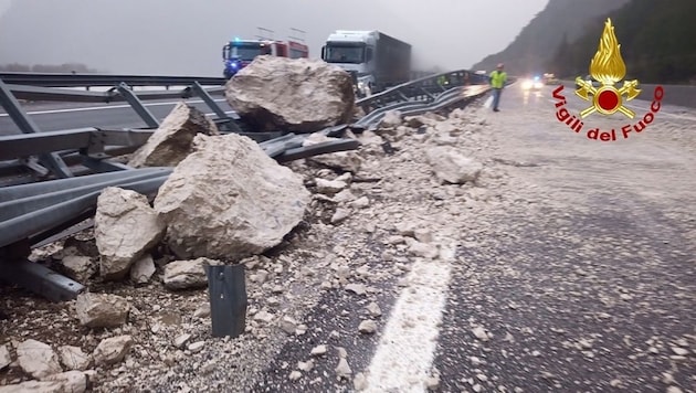 Stones thundered onto the highway. (Bild: Vigili des Fuoco)