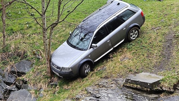 A car crashed into a tree. (Bild: zvg)