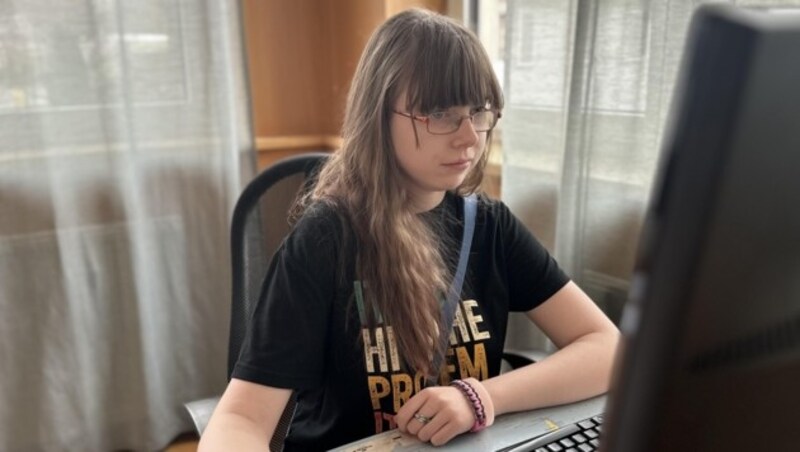 Lara (18) ist konzentriert bei der Sache. (Bild: AufBauWerk)