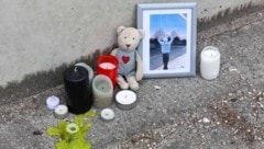 Kerzen, ein Foto und ein Teddybär wurden an der Unfallstelle hinterlegt (Bild: Pressefoto Scharinger © Daniel Scharinger)