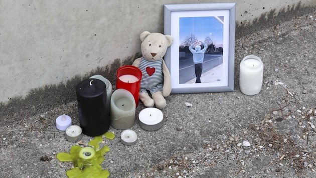 Gyertyákat, egy fényképet és egy plüssmackót hagytak a baleset helyszínén. (Bild: Pressefoto Scharinger © Daniel Scharinger)