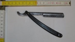 Auf seiner Flucht soll der Verdächtige das Rasiermesser im Altglascontainer entsorgt haben.  (Bild: LPD Wien)