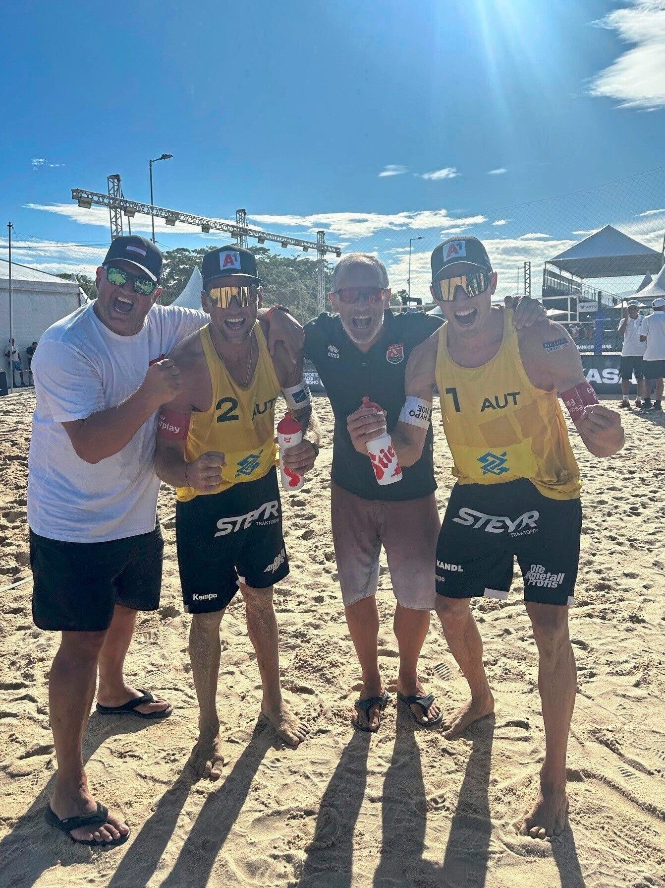 Nach dem Viertelfinaleinzug in Saquarema war die Freude im Team groß. (Bild: Horst/Hörl)