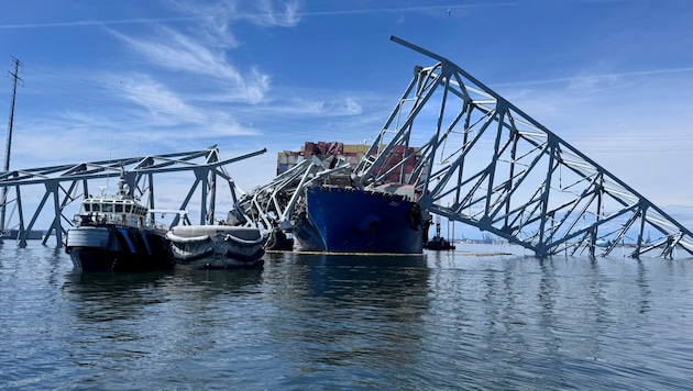 A baltimore-i híd összeomlását követően a mentőszolgálatok megkezdték az első hídrészek mentését. (Bild: APA/AP Photos/Mike Pesoli)