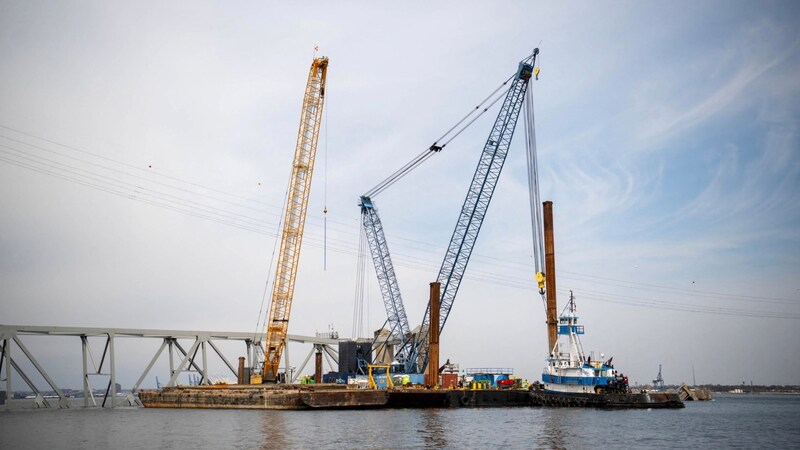 Tonnenweise Stahl und Beton müssen in Baltimore entfernt werden. (Bild: APA/AFP/US COAST GUARD/Taylor BACON)