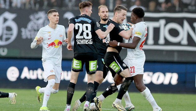 Lucas Gourna-Douath (r.) saw red against Sturm Graz. (Bild: GEPA pictures)